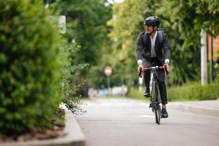 ガソリン代も高くなるので、車から「自転車」通勤に変えようと思います。片道5キロメートルなら月にいくら節約できますか？