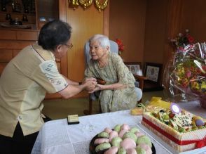 長寿「あやからせてください」　沖縄で新100歳表彰　玉城デニー知事、安里靜子さん・大田ヨシさん宅を訪問　北中城村