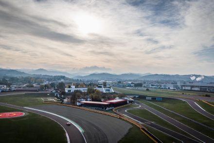 フェラーリがフィオラーノ・サーキットを初開放！ 今まで立入り厳禁だった聖地で初心者も走れるハーフマラソン開催…その狙いとは？