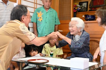 「美寿」大田ヨシさんの100歳をお祝い！　朝から掃除と草むしり、デニー知事にも元気分け　沖縄・北中城村