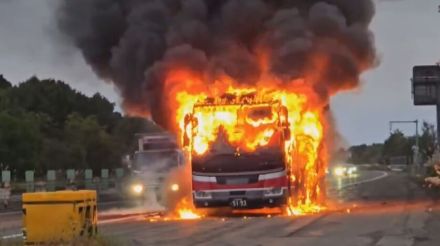 高速道で大型バス炎上　その時何が…「エンジンルームから油が漏れていた」　毎日点検していたのになぜ？