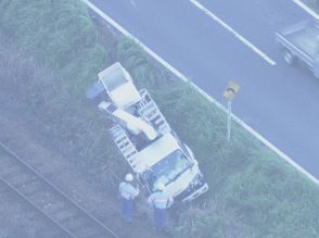 落ちた2mほど先には線路が…高所作業車が軽乗用車に追突し弾みで道路脇の側溝に転落 双方の運転手がケガ