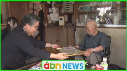 101歳の高齢者を市長がお祝い　楽しみは大谷翔平選手の活躍とハーモニカを吹くこと【長野・小諸市】