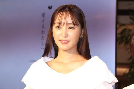 ＜菅井友香＞大きな襟の白ブラウス×ふんわりスカートでフェミニンに　パール調アクセで品良く