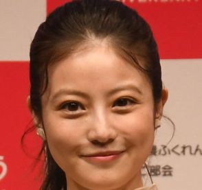 今田美桜〝赤いパイナップルヘア〟が大反響「赤ドレス似合う」「エレガント」