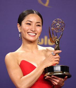 「あなたのおかげで、今ここにいます」日本人女優・アンナ・サワイ、涙の主演女優賞受賞で支えてくれた母に感謝