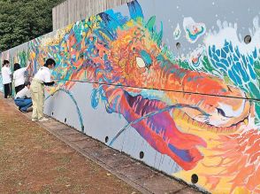 生命感じる巨大壁画　富山・大山地域でリビング・アート最終日、富山大生が鳴龍や立山描く