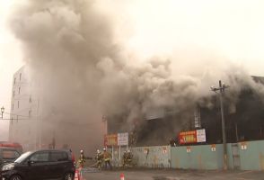 【速報】北海道釧路市の中心部で飲食店から出火　消火活動続く　周辺に煙が立ち込める　ケガ人の情報なし