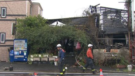 「看板が燃えている」居酒屋など2棟が全焼…当時店は営業しておらずけが人なし　川崎市