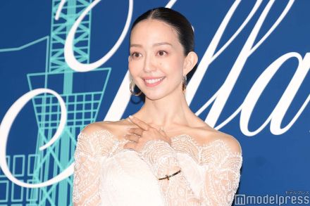 松島花、ハワイで夫とハグ ウエディングフォトに「憧れの結婚式」「映画のワンシーンみたい」と反響