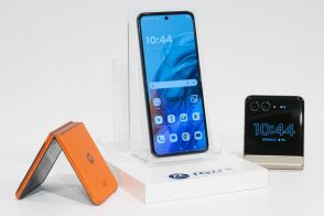 モトローラ、折りたたみスマホ「razr 50」。大型アウトディスプレイは “あらゆるアプリに対応”