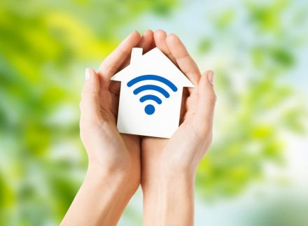 うちは「Wi-Fi」がないのですが、小学校に入学すると自宅に「ネット環境」が必要と聞きました。契約すると費用ってどれくらいかかりますか？