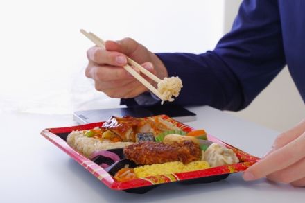 「コンビニ弁当」を1年食べた人と「自作弁当」を1年食べた人では「1年間」のランチ費用はどれだけ異なるの？