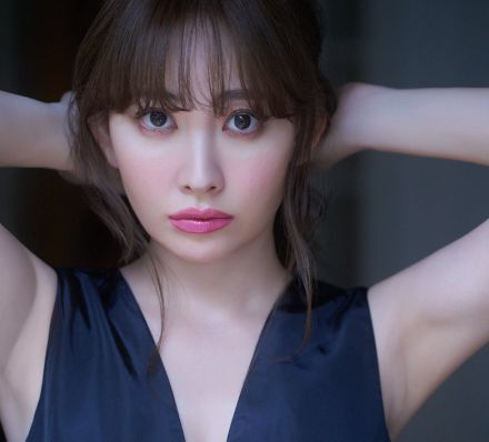 小嶋陽菜、約10年ぶりの“ラスト”写真集発売「最高のチームと一緒に作品を作ることができてうれしい」