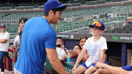 大谷翔平を前に1つ大人になって照れ笑い　大谷翔平の大ファン・フリーマンの息子チャーリーくん