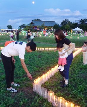 国史跡斎宮跡周辺で観月会　ろうそく2000本に火、会場照らす　三重・明和