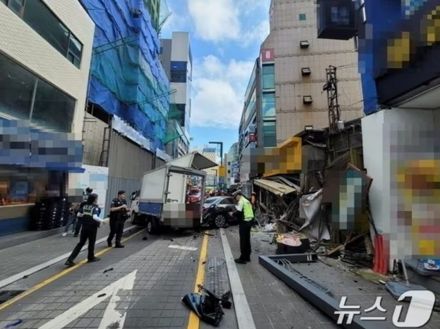 韓国・ベンツが歩道に突入、歩行者2人死亡、商店街破壊…70代男性逮捕「車が急発進した」