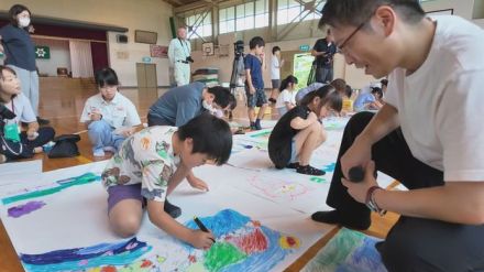 幅10メートルの大キャンバスに地元の好きなところ描く　村山市の小学校で絵画教室