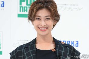 山田優、ミニスカ×シャネルの長靴で美脚披露「スタイル抜群」「ハイセンスな着こなし」と反響