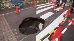 東急線の踏切近くで道路が陥没…穴はじわじわ“巨大化”現場は今