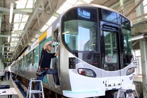 JR西と広電、入れ替わってる?!　デザイン交換車両、9月20日から運行