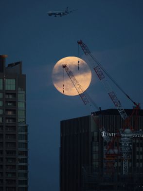 中秋の名月、「うめきた」ビルの背後に　再開発進む街照らす　大阪