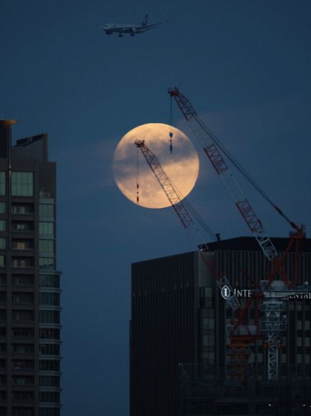 中秋の名月、「うめきた」ビルの背後に　再開発進む街照らす　大阪