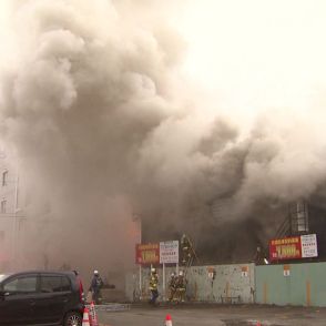 「煙と炎が出ている」繁華街のビルから出火…1階