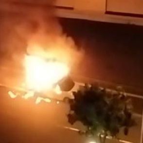 深夜に爆発音とクラクション…軽乗用車がオレンジ色の炎に包まれ全焼 「車が燃えている」 後部座席から性別不明の1人の遺体 北海道札幌市