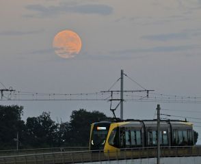 栃木県内の夜空に「中秋の名月」　LRTと幻想的な共演