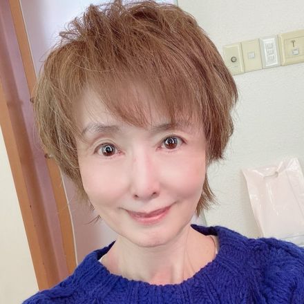 20年前に共演していた！   小柳ルミ子、エミー賞主演女優賞の女優との〝深すぎる縁〟を秘蔵写真とともに紹介「まだ11才だった杏奈が…」