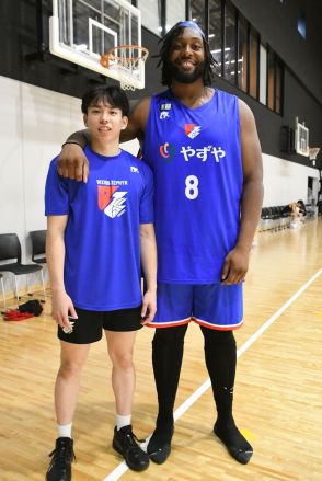 210センチ、138キロ…Bリーグ屈指の〝ビッグマン〟がゴール下を支配　B2福岡の新戦力ジョシュア・スミス　B1歴代5位と9位の数字も注目