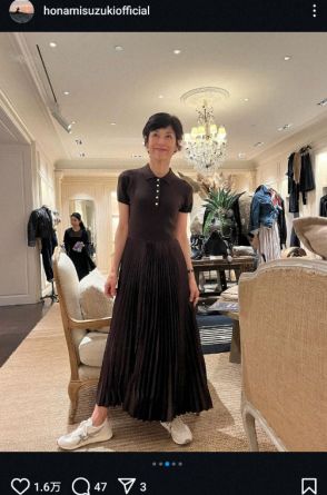 鈴木保奈美　海外でのワンピ姿公開に「美女と街の風景　ポストカードに」「もう素敵すぎ」