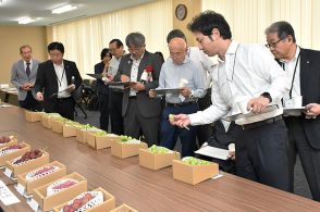 平さん（南陽）ら最優秀賞　山形でリンベルのブドウ品評会