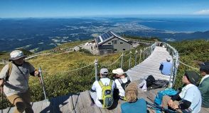 厳しい残暑、山頂で涼を　鳥取・大山、登山者でにぎわう