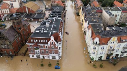 洪水で全市民が避難、山火事で幹線道路寸断　欧州を襲う異常気象