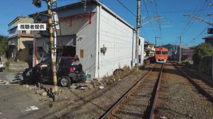 乗用車が踏切で立ち往生　伊予鉄道の郊外電車と衝突【愛媛】