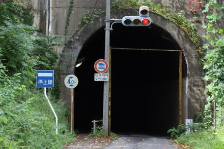 旧国鉄の廃線跡トンネルが通行止めに… 狭くてアーチ形 でも実態は「橋」!? 長野