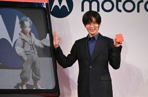 目黒蓮さんが“ミニREN”と新スマホをPR、motorolaブランドアンバサダーに就任