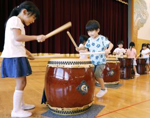 「太鼓たたくとはねる」三雲南こども園　初の体験会、日本文化触れる　三重・松阪