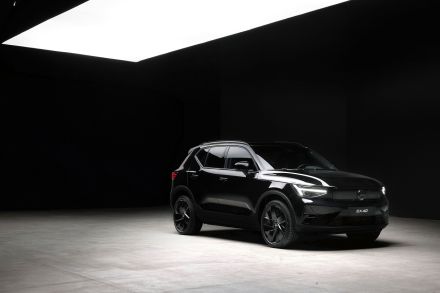 ボルボ、電動SUV『XC40リチャージ』を『EX40』に改称。同時にグロッシーブラックの特別仕様車を設定