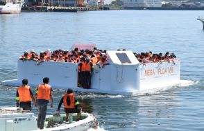 地震時の浮遊型津波シェルター、131人を乗せ海上実験成功　静岡