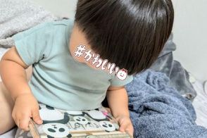 【ほっこり】1歳男児が寝る前に「愛読書」を読みふける姿が《癒しでしかない》