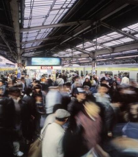 なぜ「朝の駅」のトイレは混んでいるのか…「通勤途中」に決まって起こる「腹痛」の正体