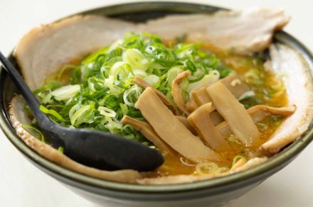 京都・伏見で食べる、とろとろチャーシューがてんこ盛りな「特製みそラーメン」。みその風味が芳醇な一杯をぜひ堪能して