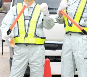 片側通行の道路で「 行け 」なのか「 待て 」なのか曖昧な指示。高齢誘導員に不安を感じる男性が疑問に思う、事故が起きたら誰の責任？