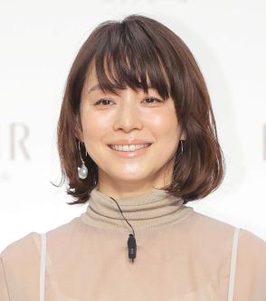 ファン嫉妬「耐えられない」石田ゆり子が「超イケメン」と顔を密着「近いなぁ」「幸せそう」「らぶらぶだ～」