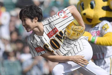 女子アナの背中に“まさかの刺繍”　刻まれた文字に甲子園騒然「イカしてる」