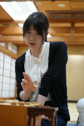 力強い棋風から「豪腕」と呼ばれる西山朋佳女流三冠 あと2勝で初の女性棋士へ