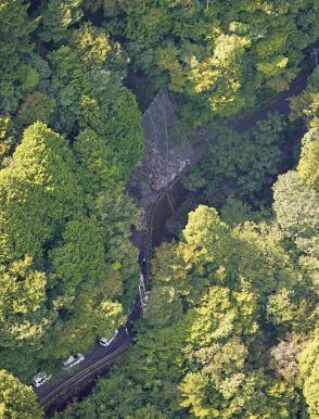 川根本町・寸又峡温泉街ー夢のつり橋間で落石、道路ふさぐ　30人一時取り残される